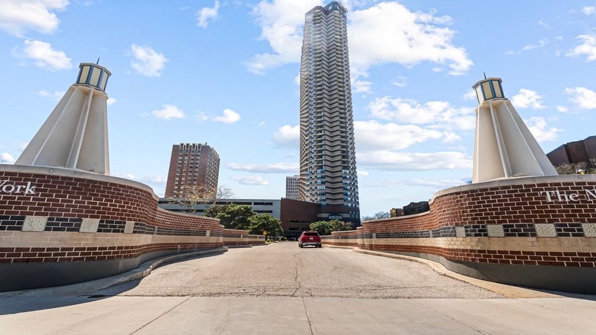 3660 N LAKE SHORE Drive #2203 — Chicago, IL 60613