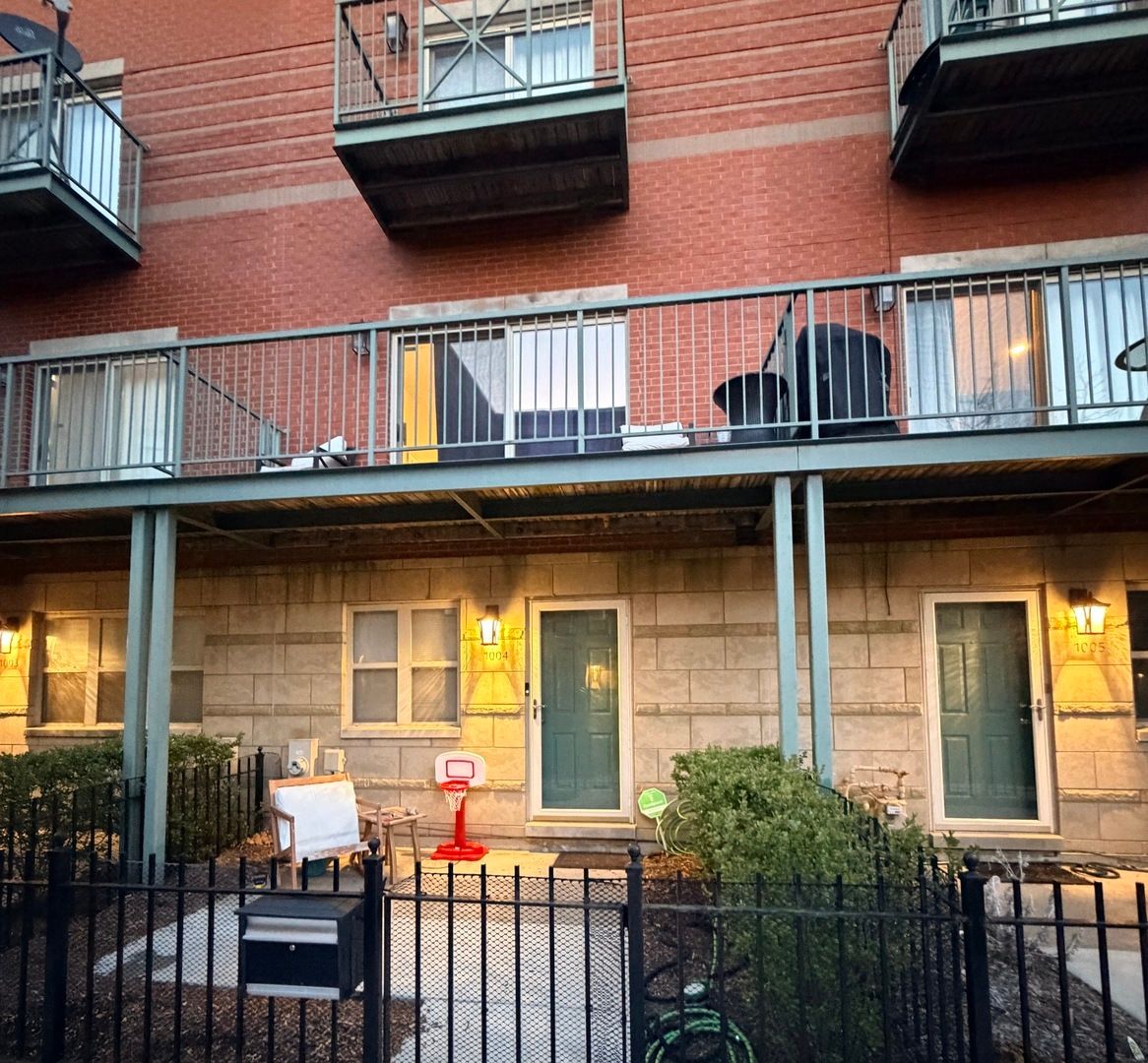 4530 S Woodlawn Avenue #1004 — Chicago, IL 60653