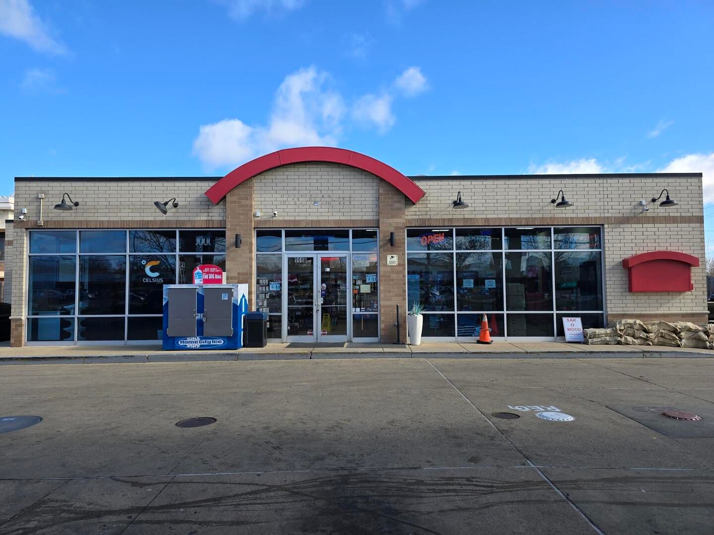 908 E Irving Park Road — Streamwood, IL 60107