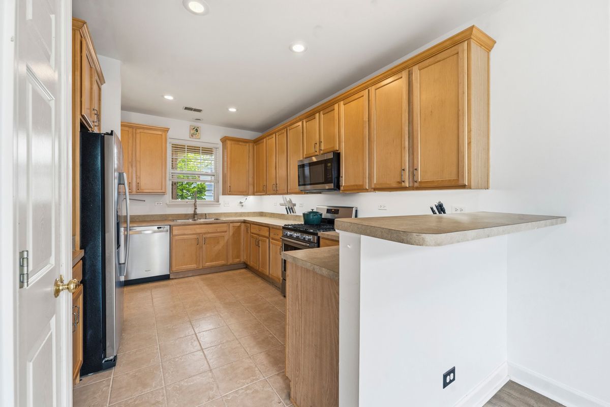 2890 Glacier Way #B, Wauconda, IL 60084