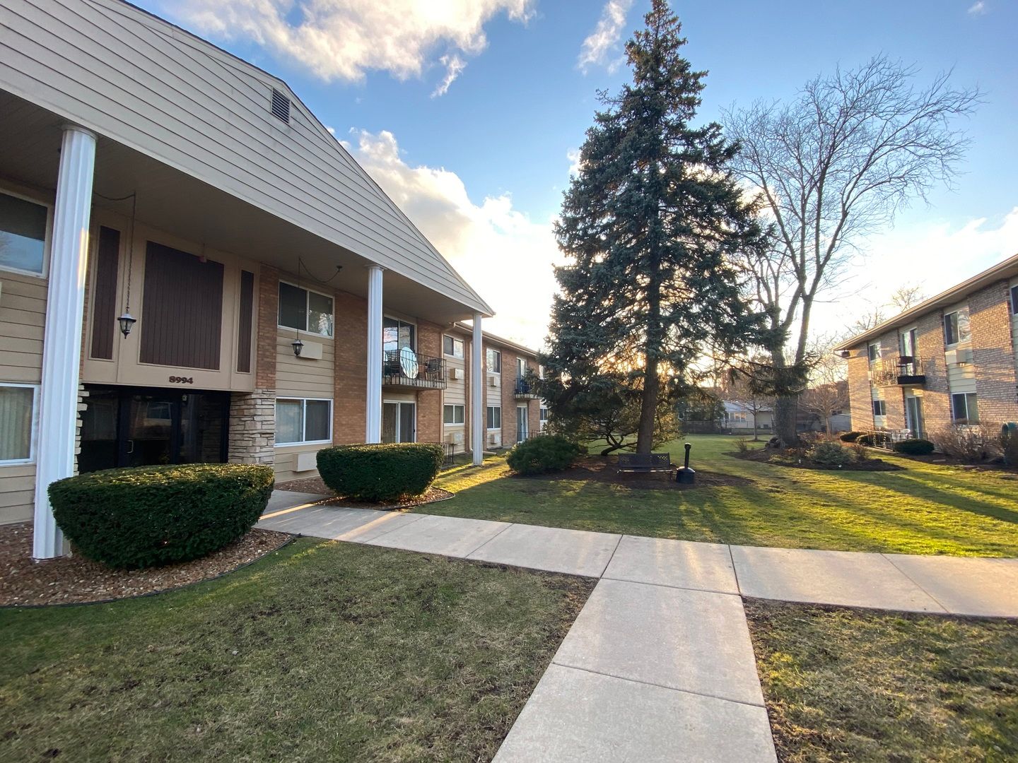 8994 Kennedy Drive #1B — Des Plaines, IL 60016