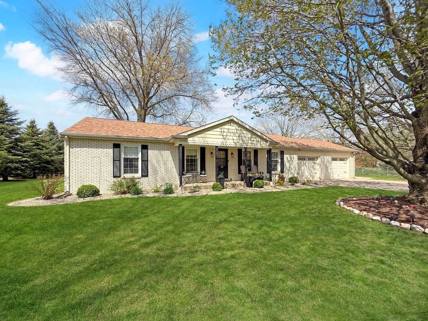 107 W Third Street — Broadlands, IL 61816