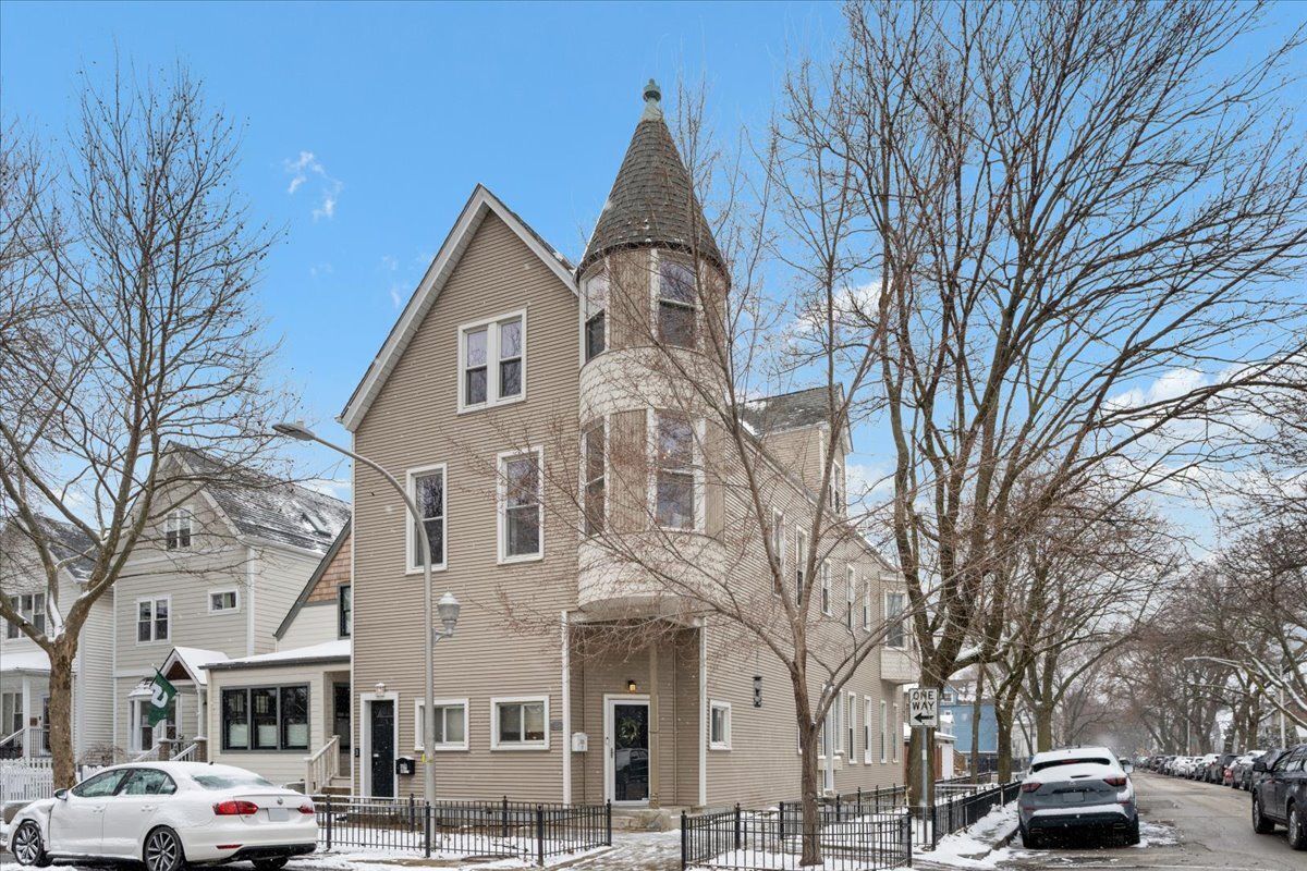 3058 N Hoyne Avenue #2F — Chicago, IL 60618