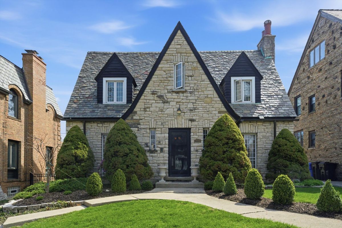 9011 Leavitt Street, Chicago, IL 60643