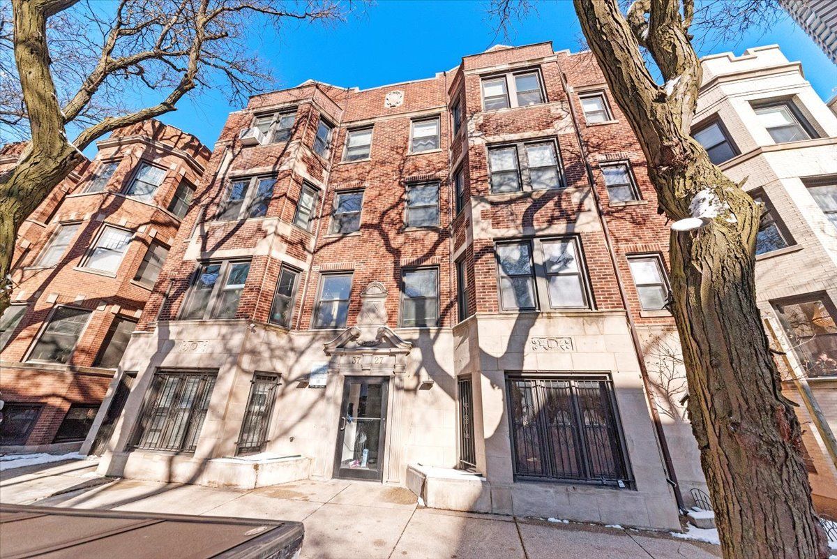 3727 Pine Grove Avenue, Chicago, IL 60613