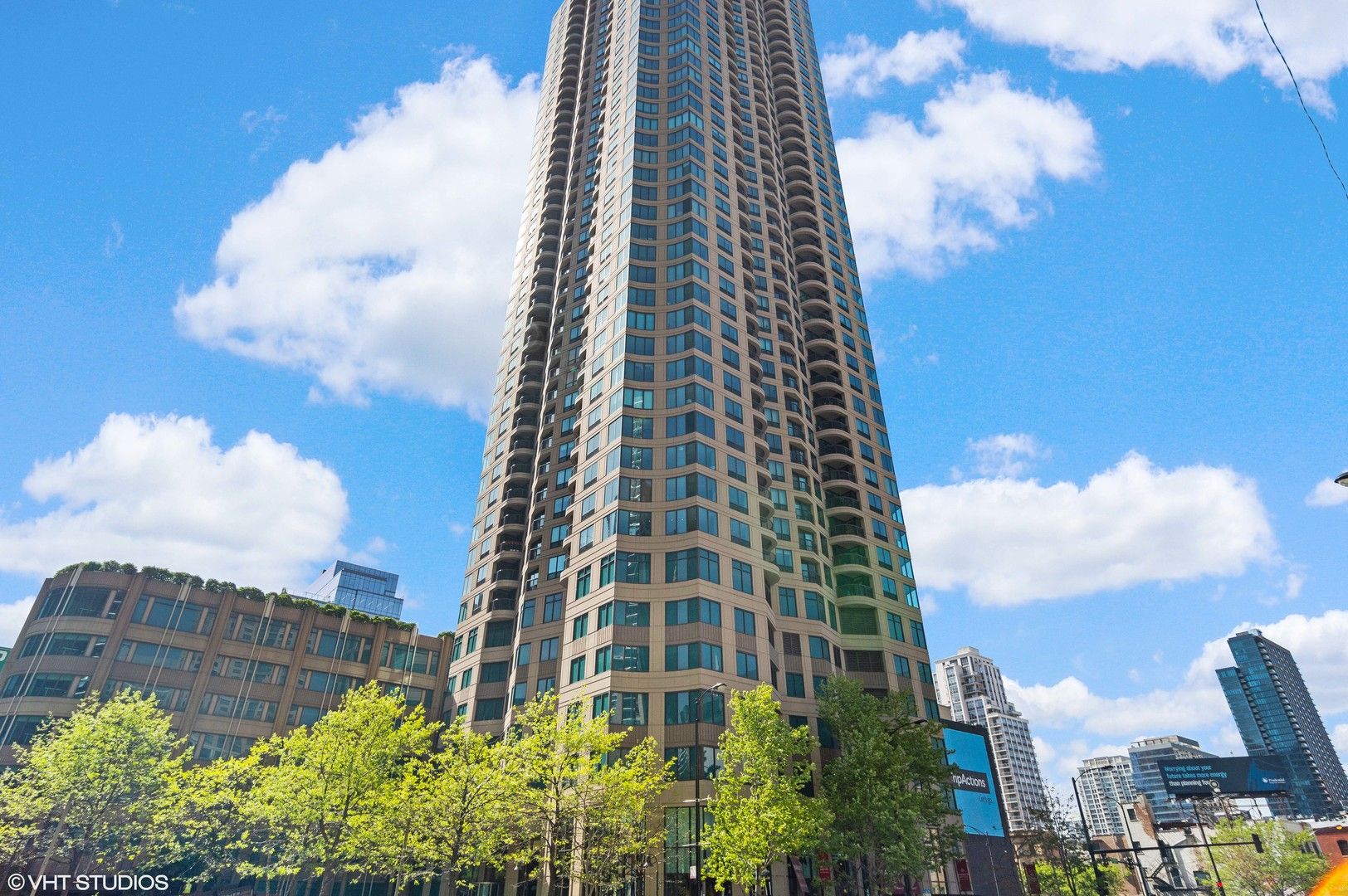 400 N La Salle Drive #2002 — Chicago, IL 60654