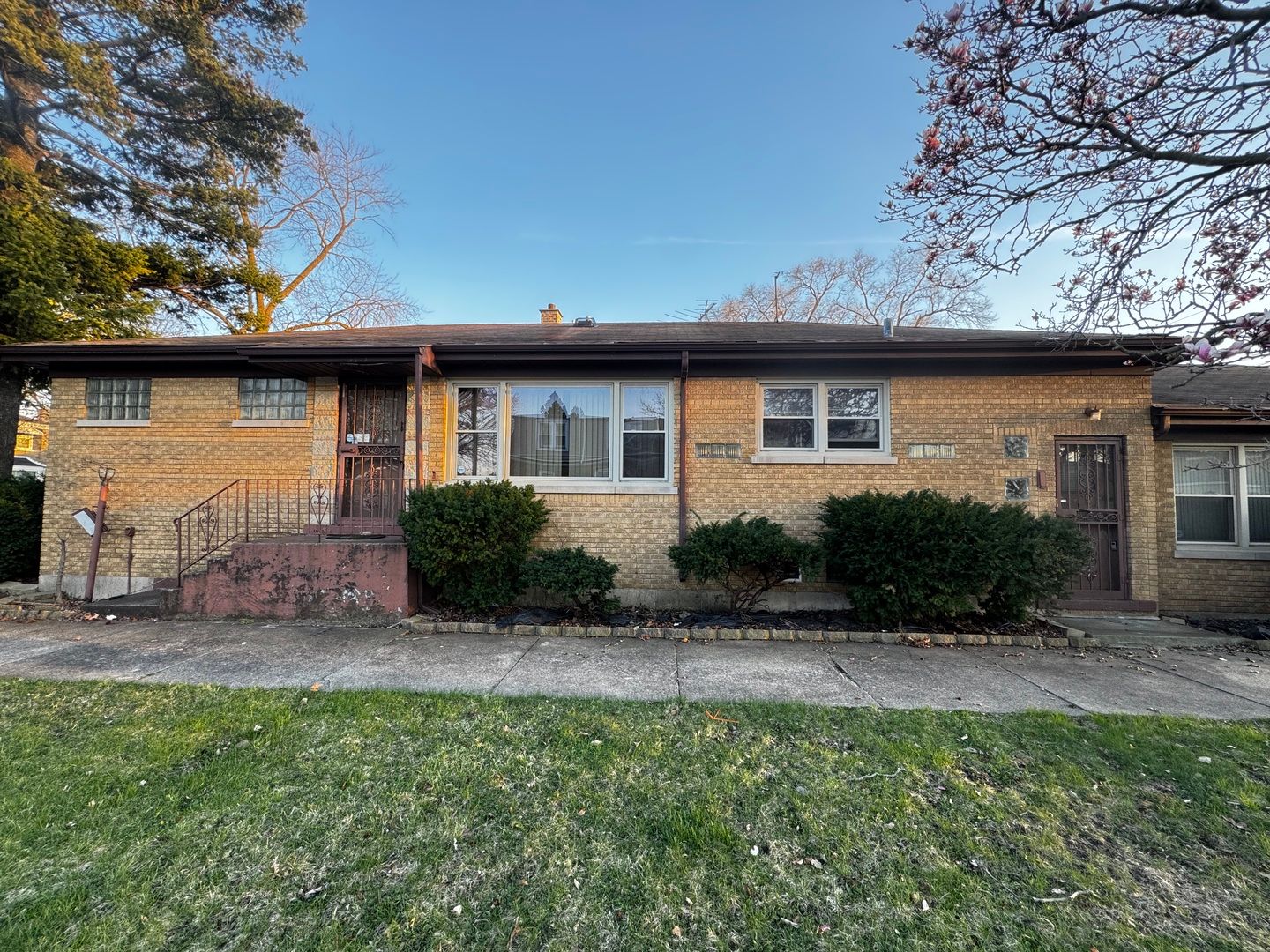 10100 S Saint Lawrence Avenue — Chicago, IL 60628