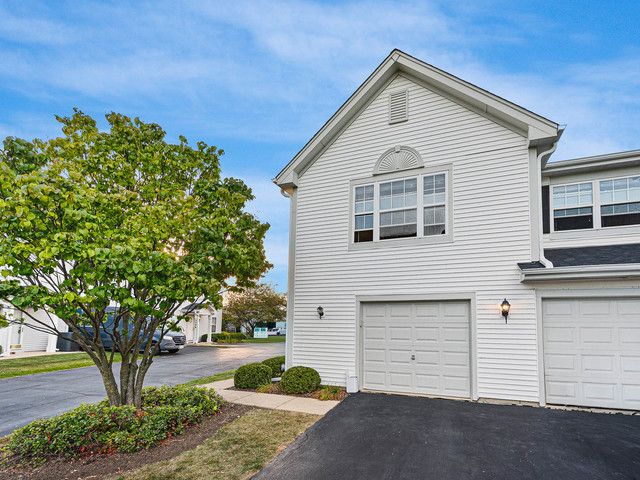 2552 Dickens Drive #2552 — Aurora, IL 60503