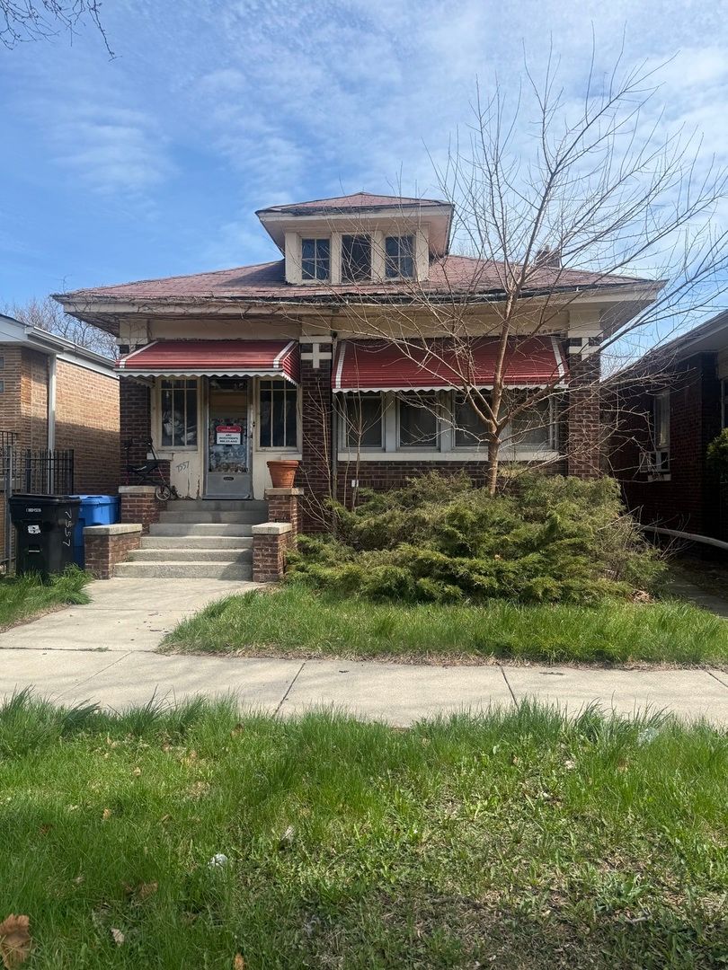 7557 S Paxton Avenue — Chicago, IL 60649