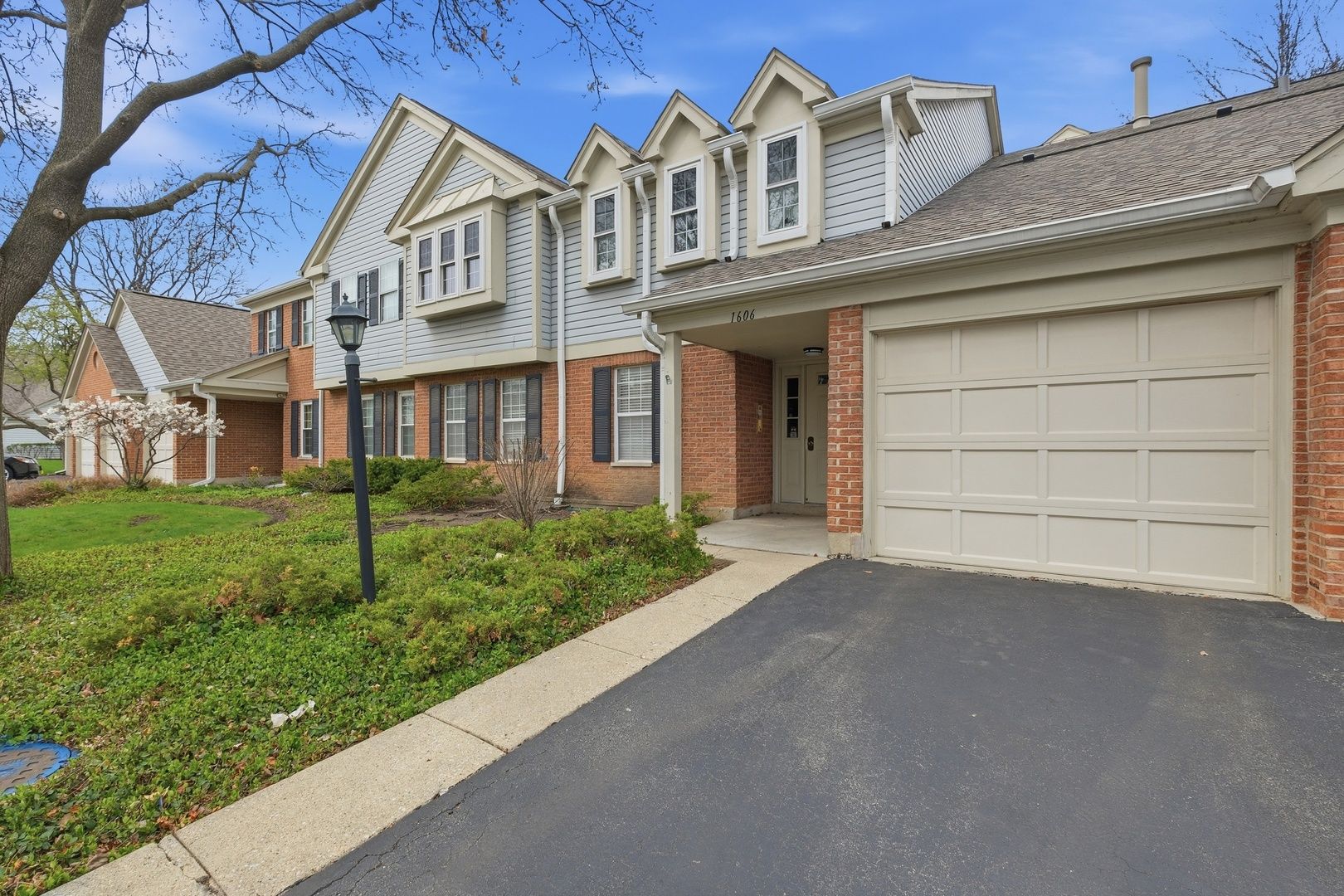 1606 PENNSBURY Court #C2 — Wheeling, IL 60090