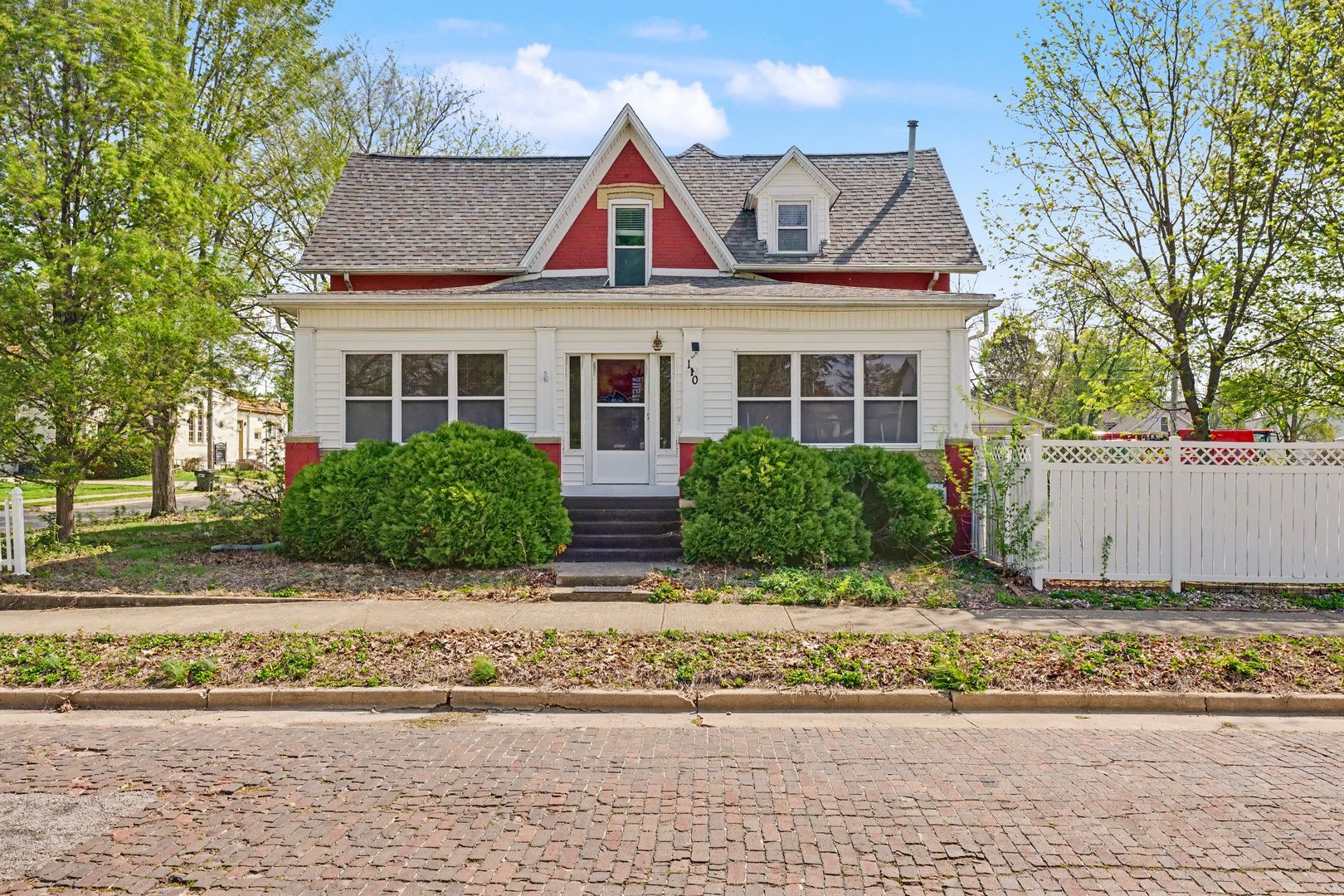 110 N Pike Street — Oakland, IL 61943