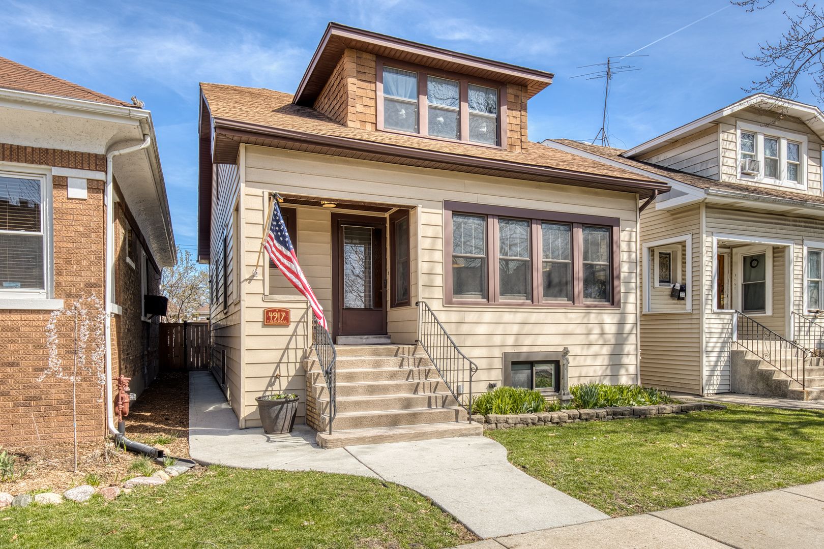 4917 N Kilbourn Avenue — Chicago, IL 60630
