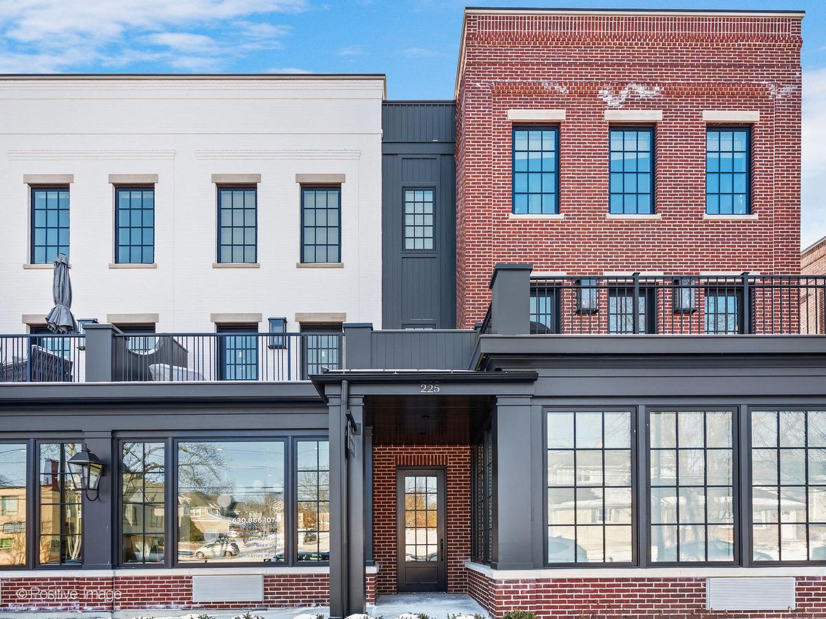 225 Burlington Avenue, Clarendon Hills, IL 60514