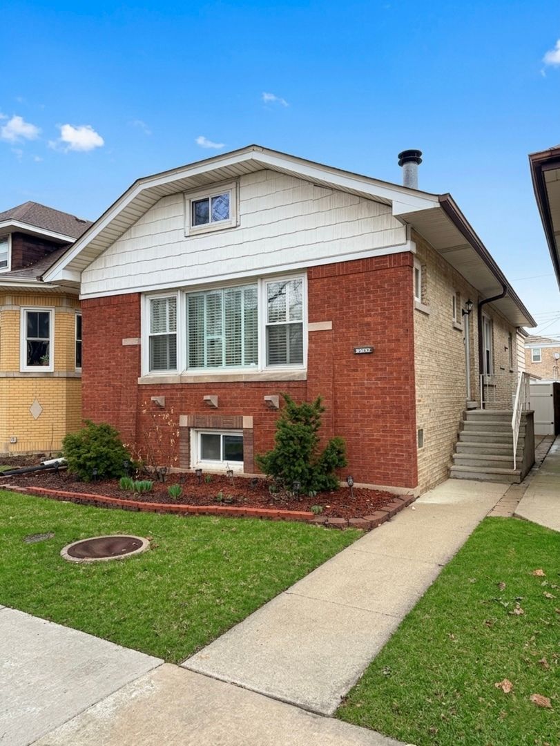 5549 N Parkside Avenue — Chicago, IL 60630