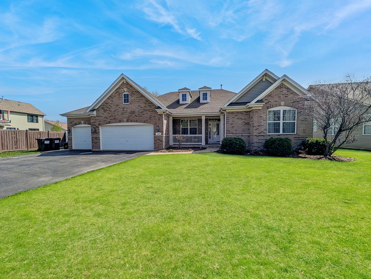 1906 Hillside Lane, McHenry, IL 60051