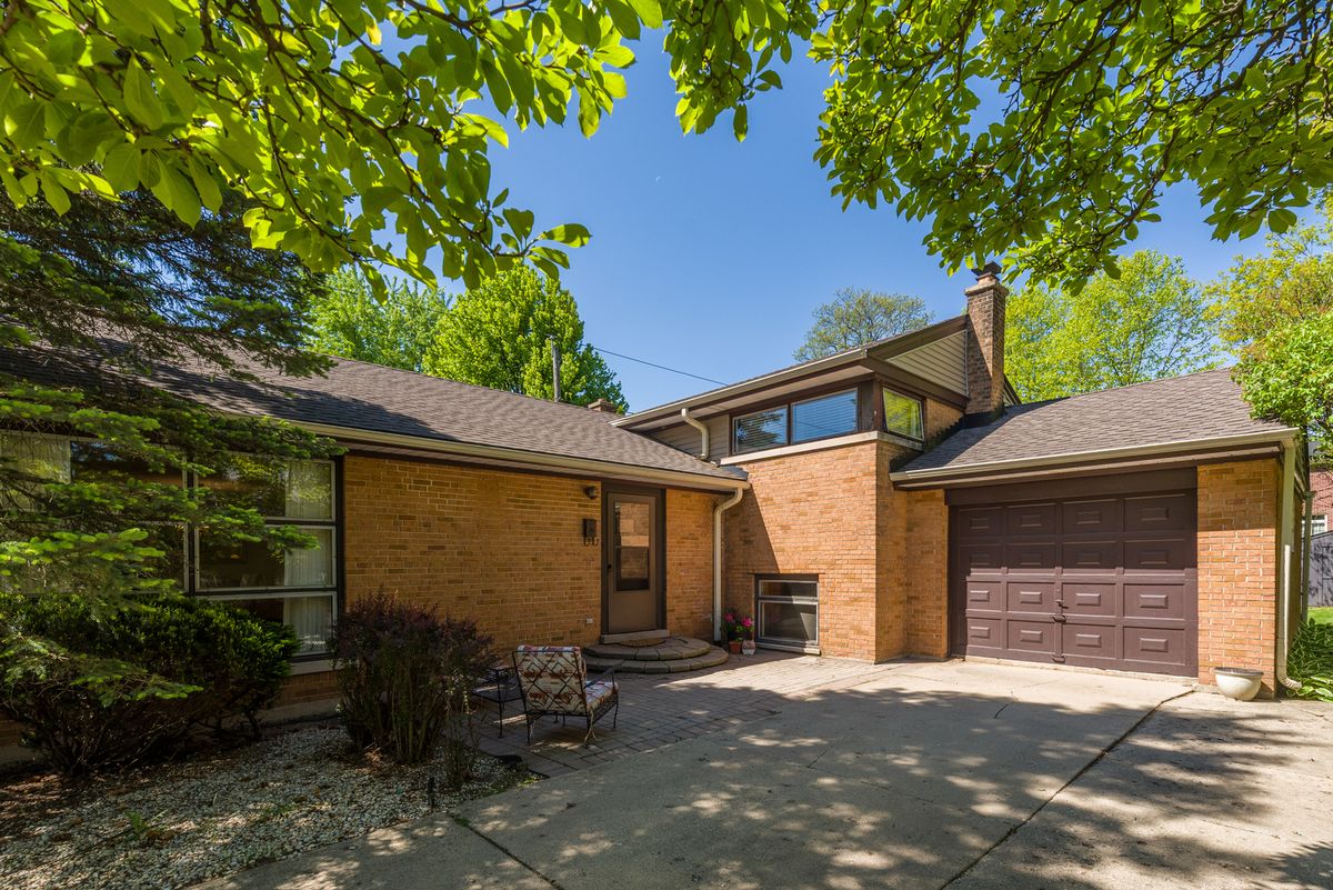 206 S See Gwun Avenue, Mount Prospect, IL 60056