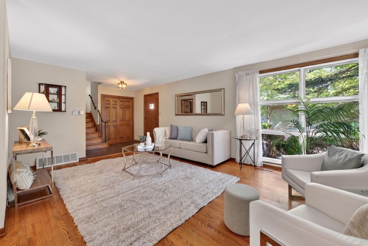 206 S See Gwun Avenue, Mount Prospect, IL 60056