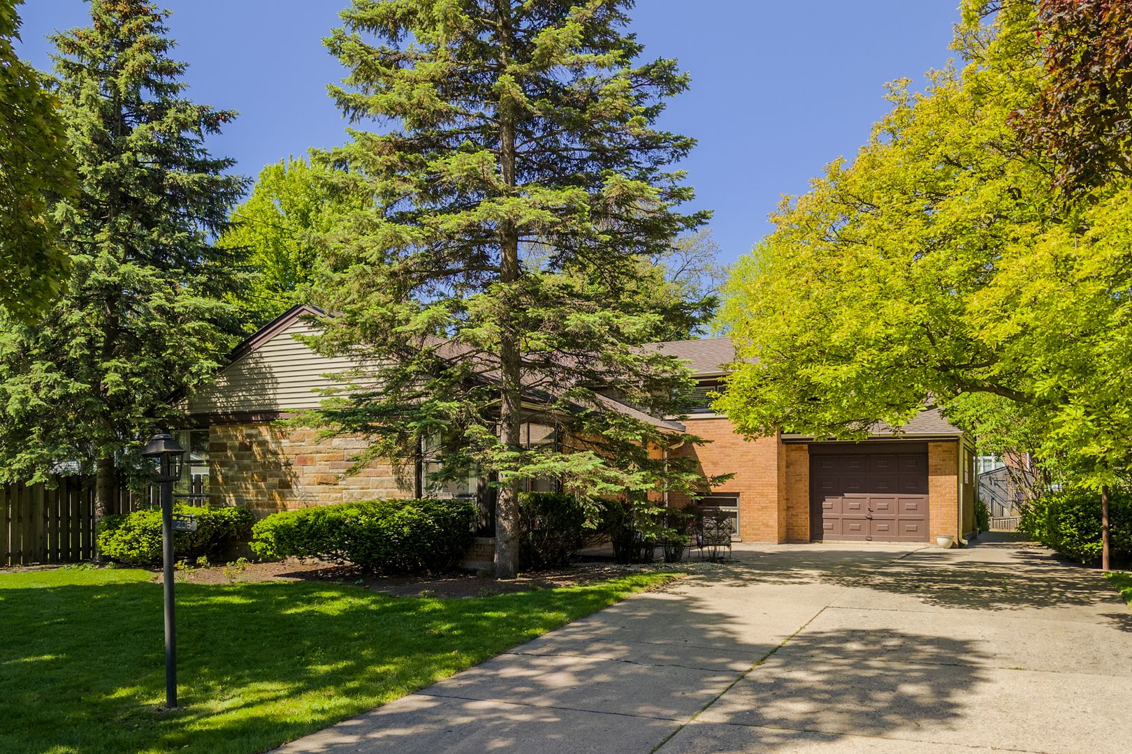 206 S See Gwun Avenue — Mount Prospect, IL 60056