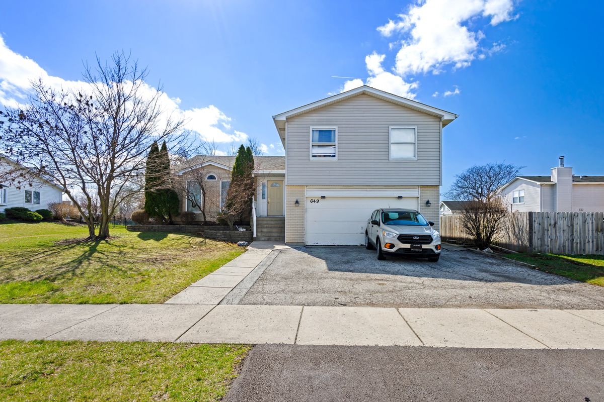 649 Hiawatha Drive, Carol Stream, IL 60188