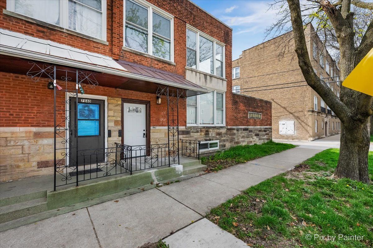 7042 N Washtenaw Avenue — Chicago, IL 60645