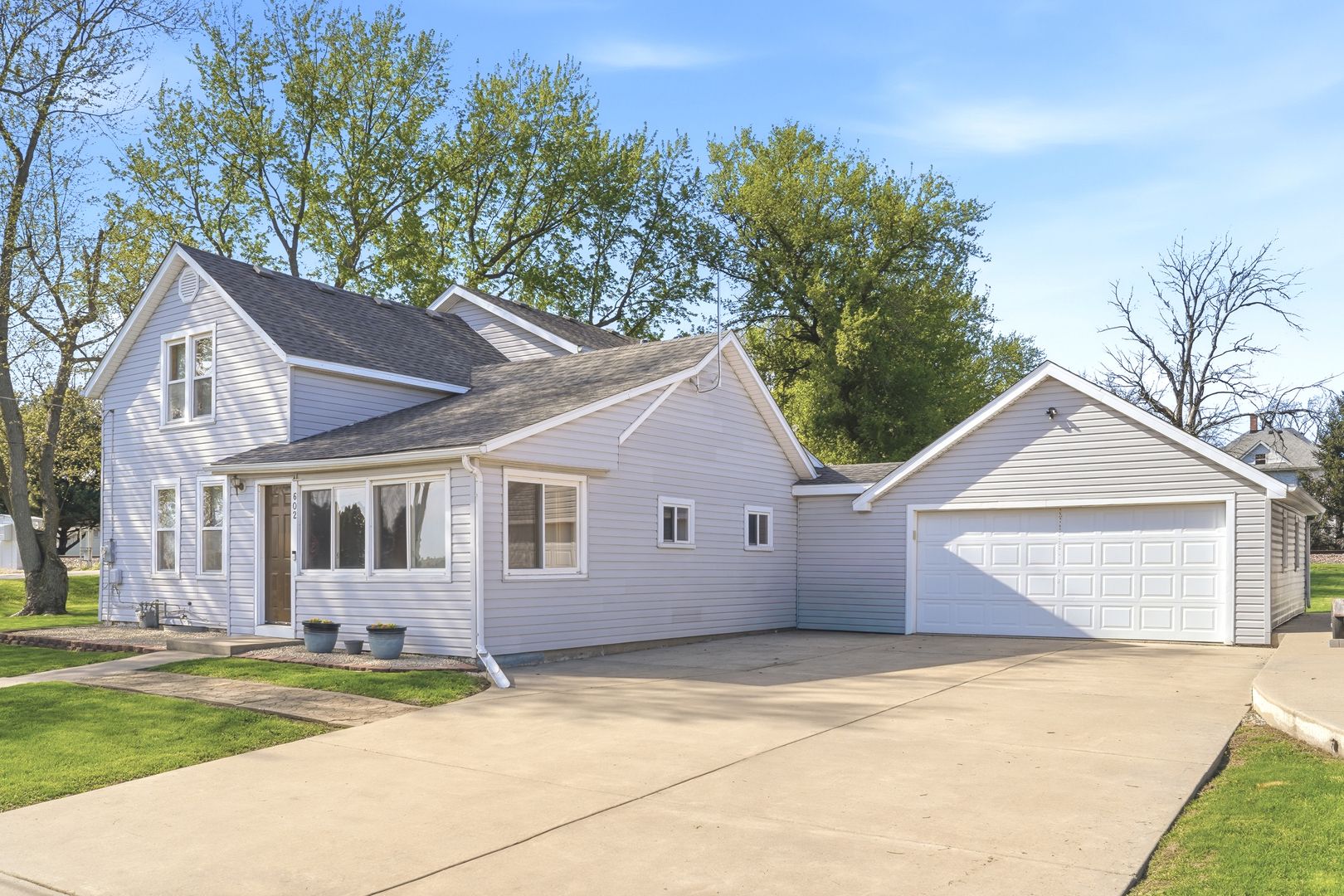 602 S Fourth Drive — Ashton, IL 61006