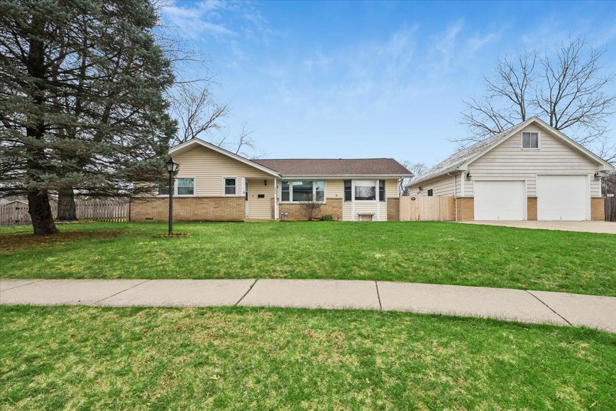 644 Pierce Court — Grayslake, IL 60030