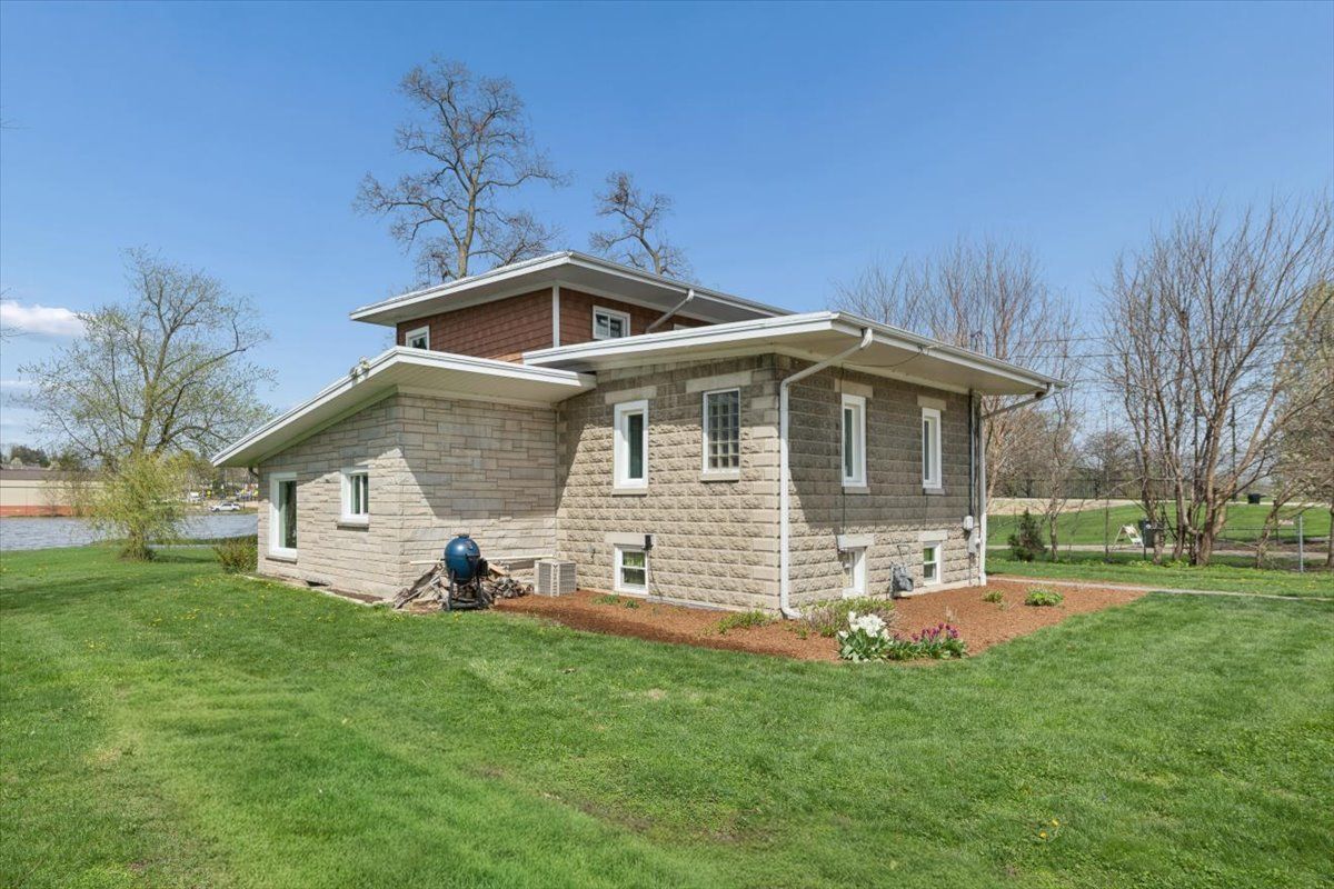 34 River Street, South Elgin, IL 60177