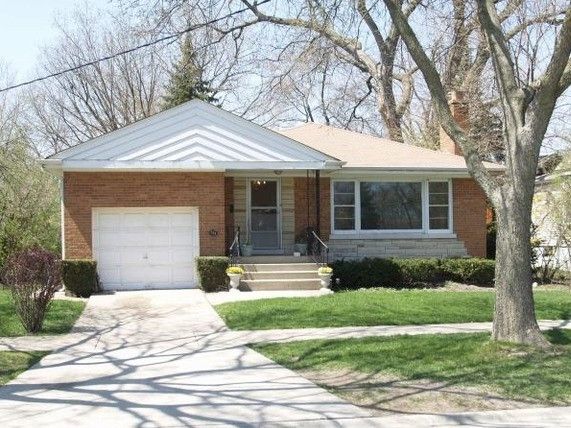 711 Locust Road — Wilmette, IL 60091