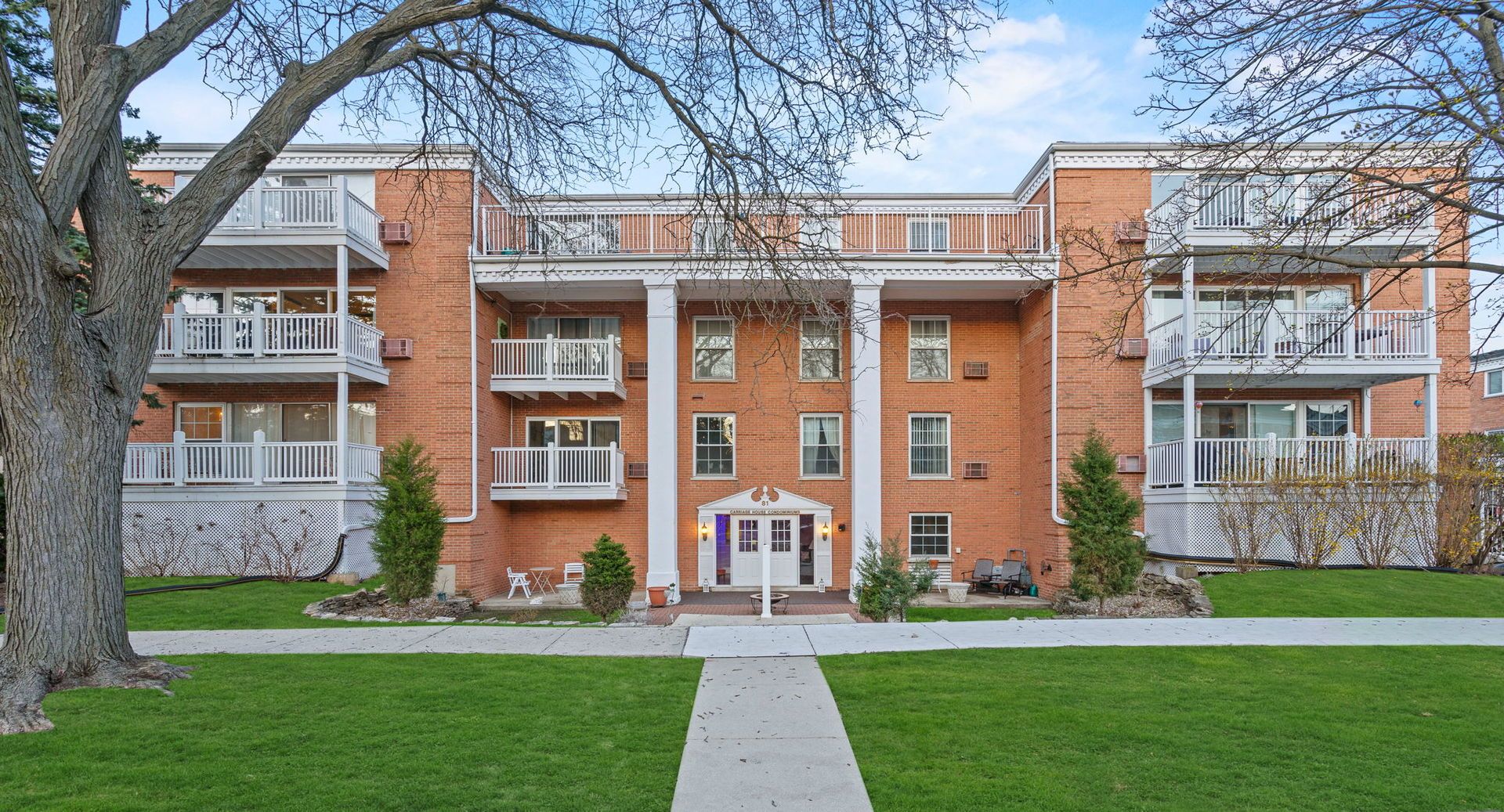 81 S 6th Avenue #202 — La Grange, IL 60525