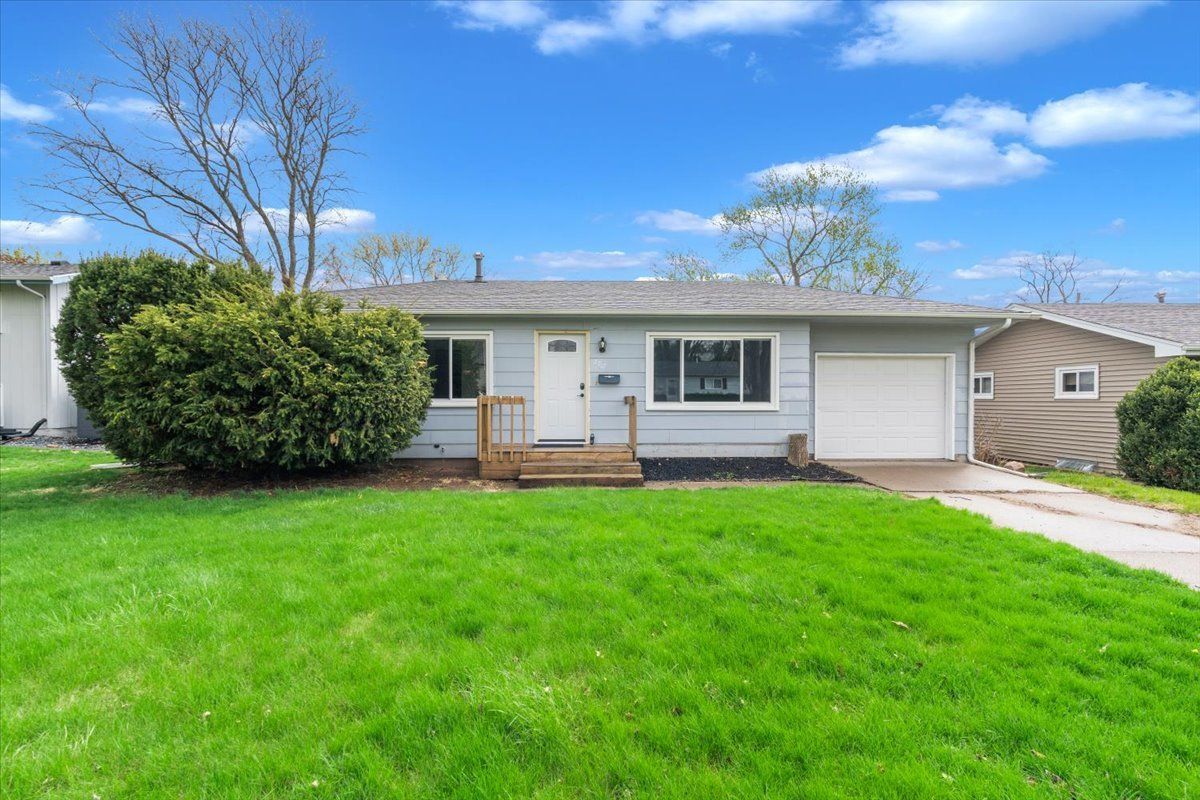 2707 Cypress Drive — Bettendorf, IA 52722