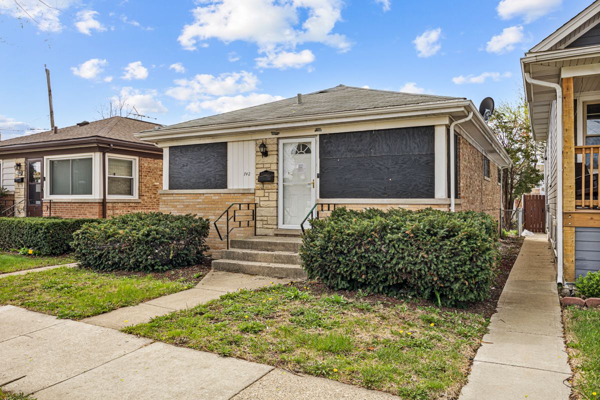 742 Bellwood Avenue — Bellwood, IL 60104