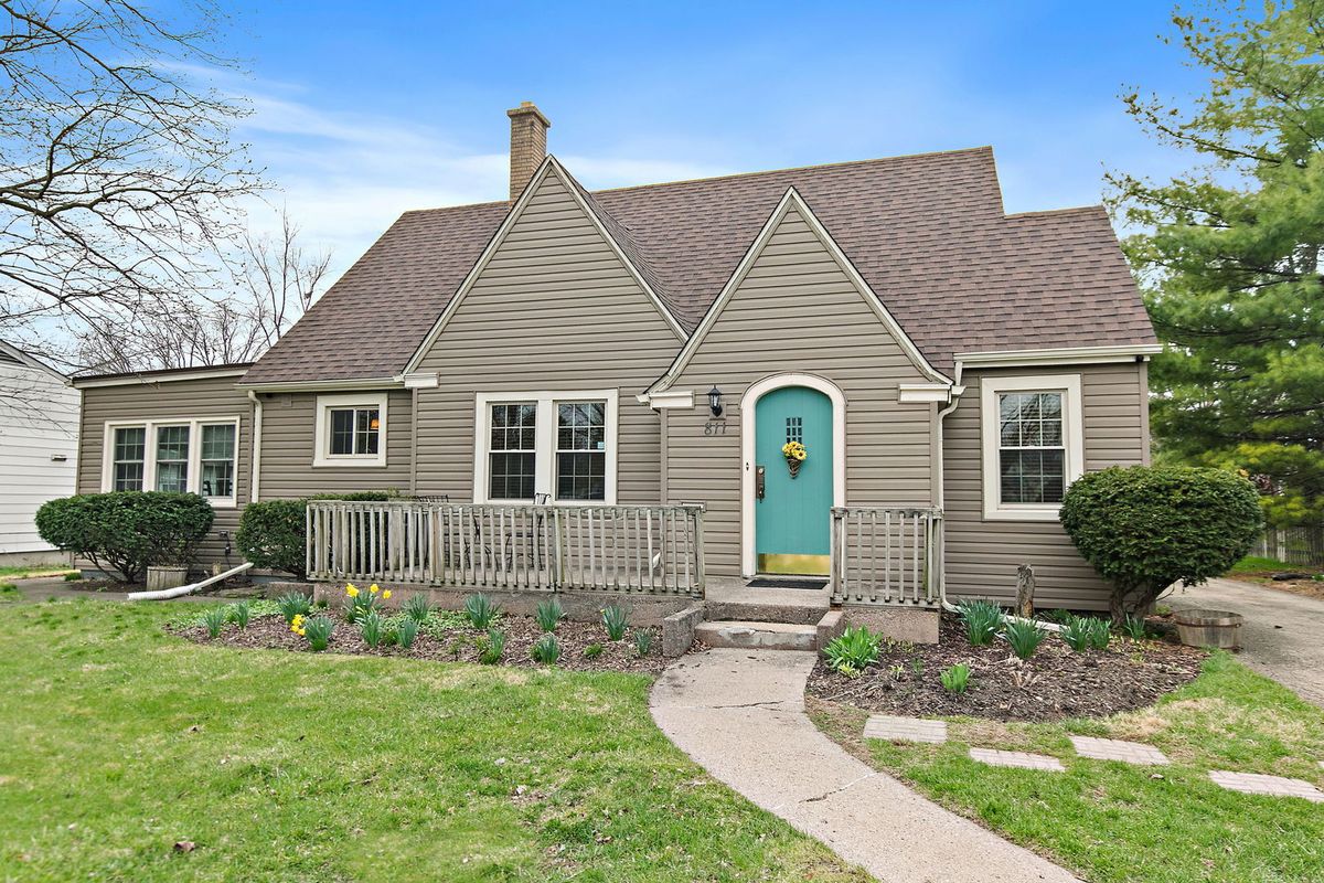 811 Ellwood Avenue, DeKalb, IL 60115