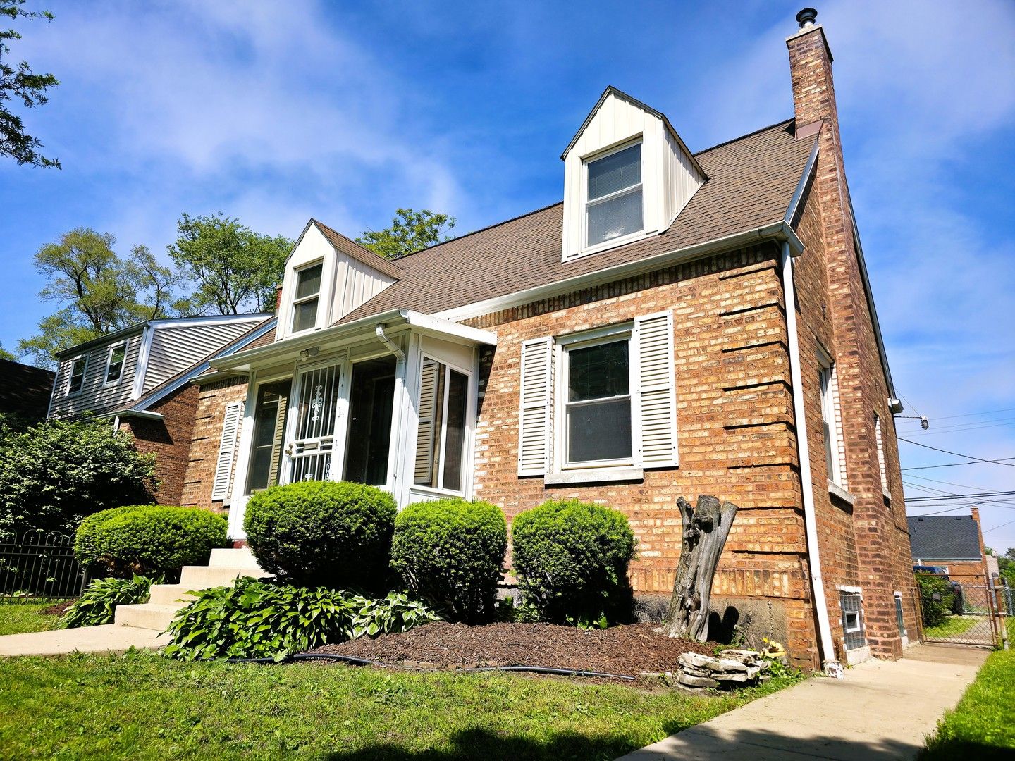 10055 S Oglesby Avenue — Chicago, IL 60617