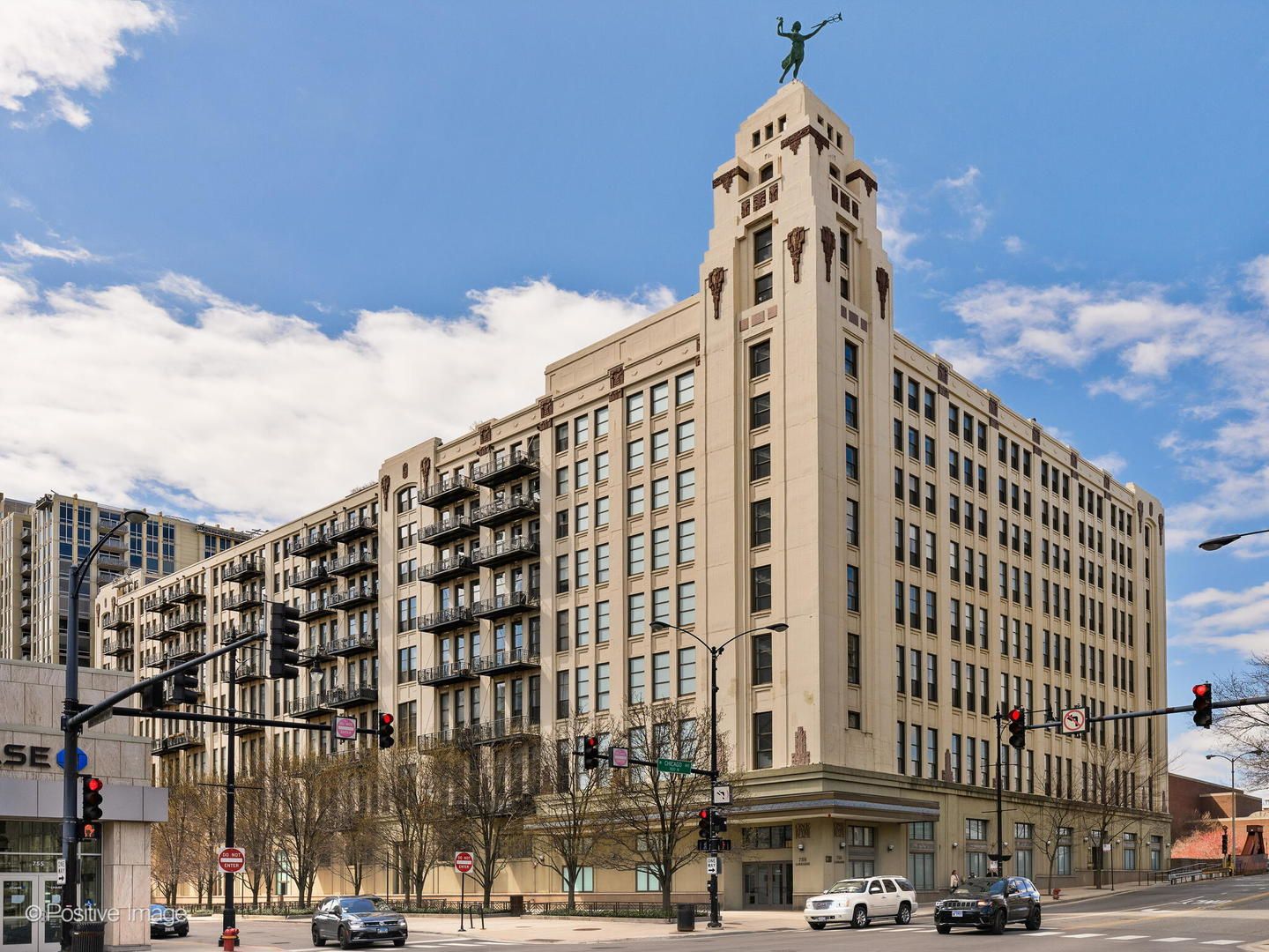 758 N Larrabee Street #615 — Chicago, IL 60654