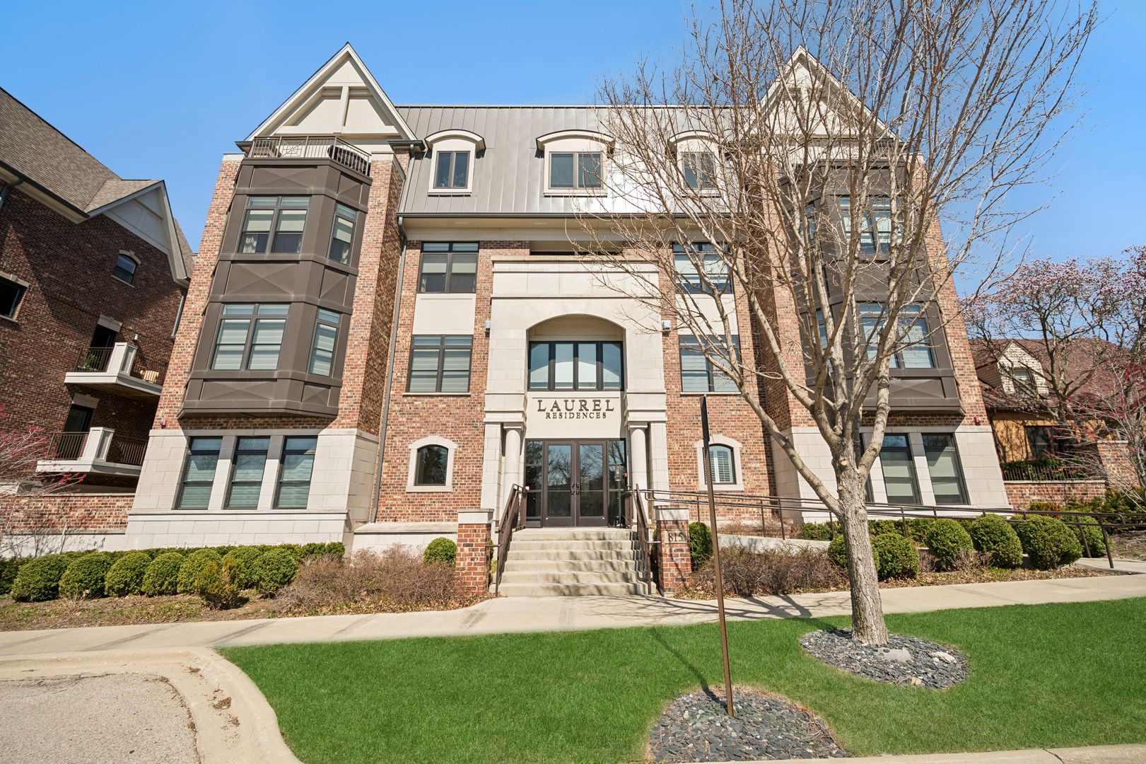 815 Laurel Avenue #203 — Highland Park, IL 60035