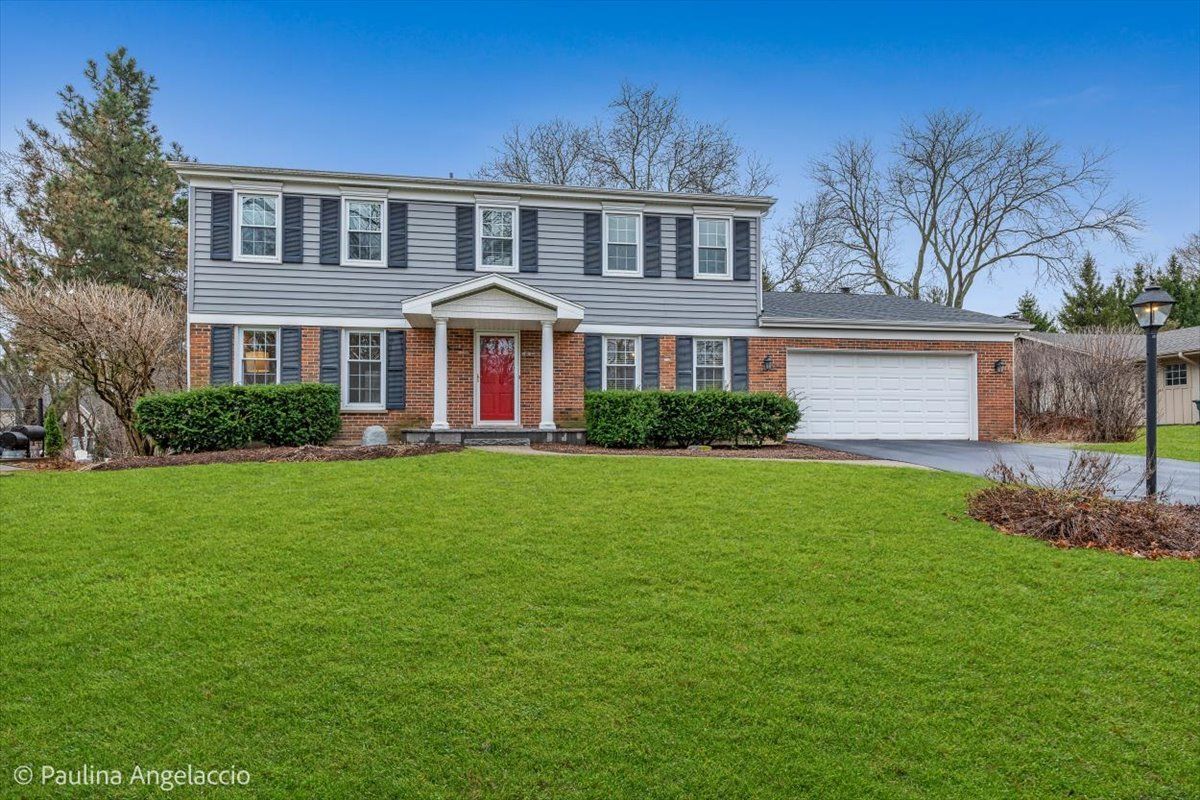 590 Red Barn Lane — Barrington, IL 60010