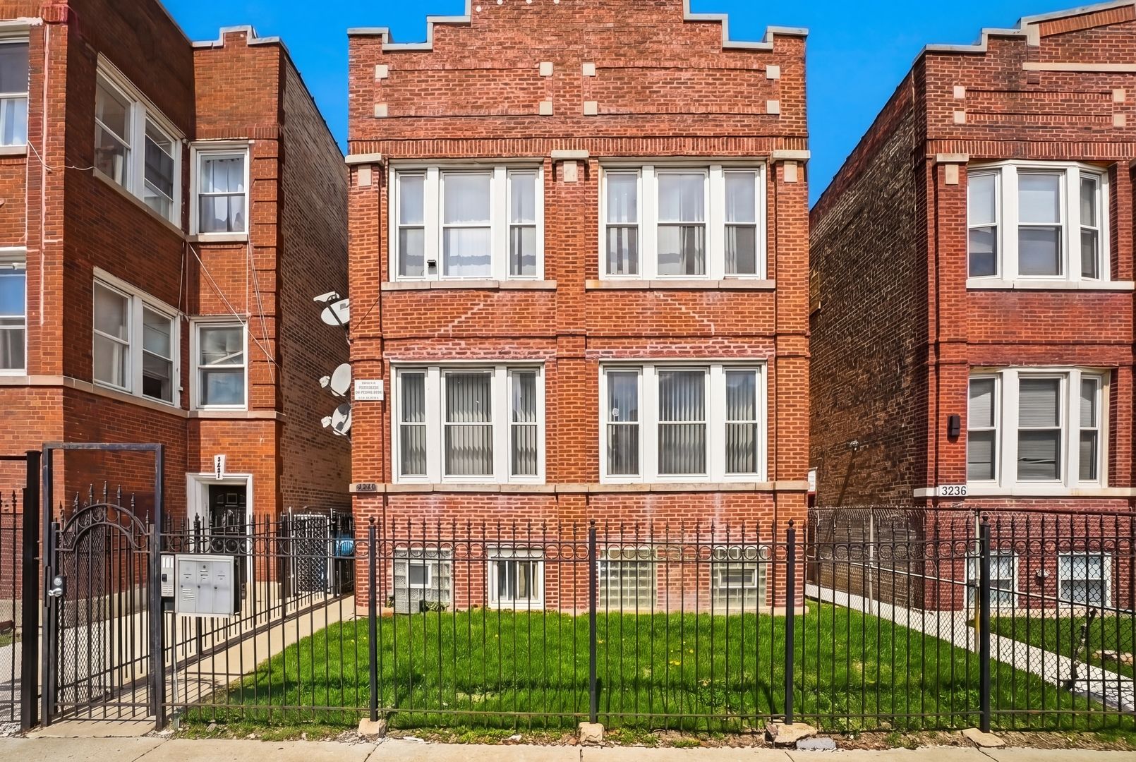 3240 W Cortez Street — Chicago, IL 60651