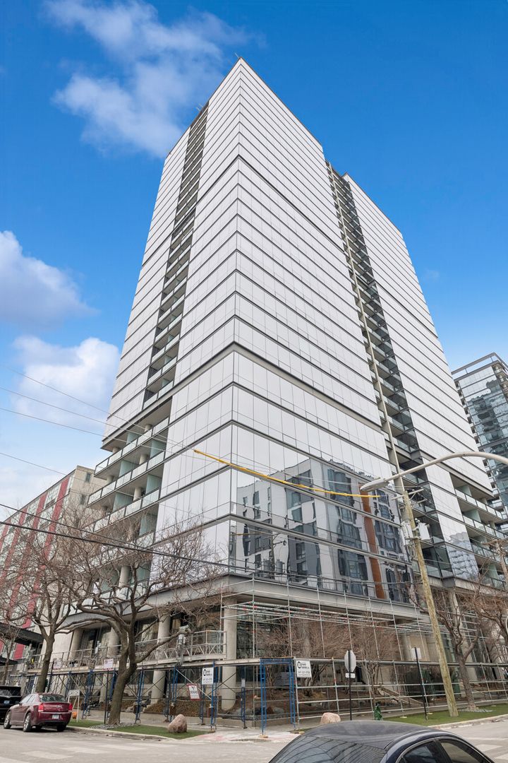 860 Blackhawk Street — Chicago, IL 60642