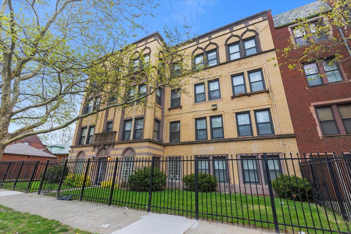 1934 E 74th Street #302 — Chicago, IL 60649