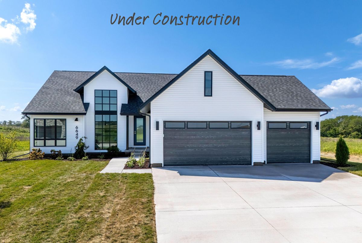 6 Viola Drive, Le Claire, IA 52753