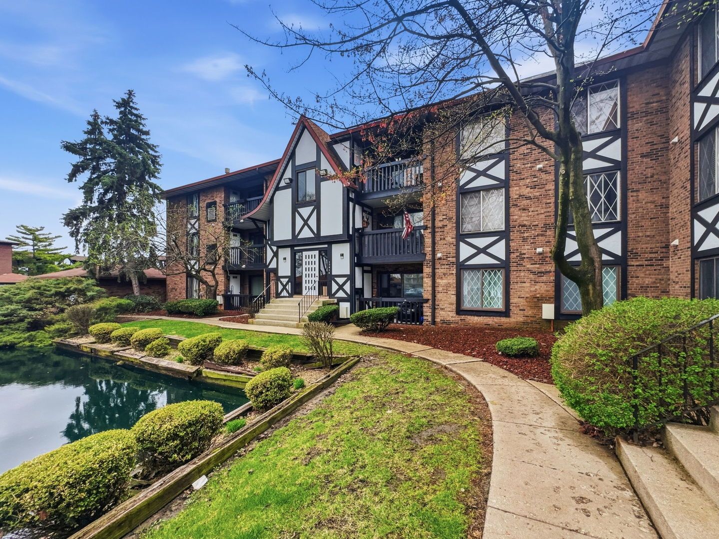 13616 Royal Court #207 — Crestwood, IL 60418