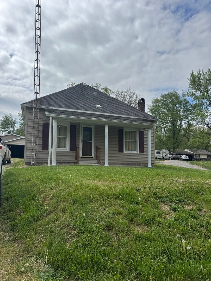 818 E Belleville Avenue, Christopher, IL 62822