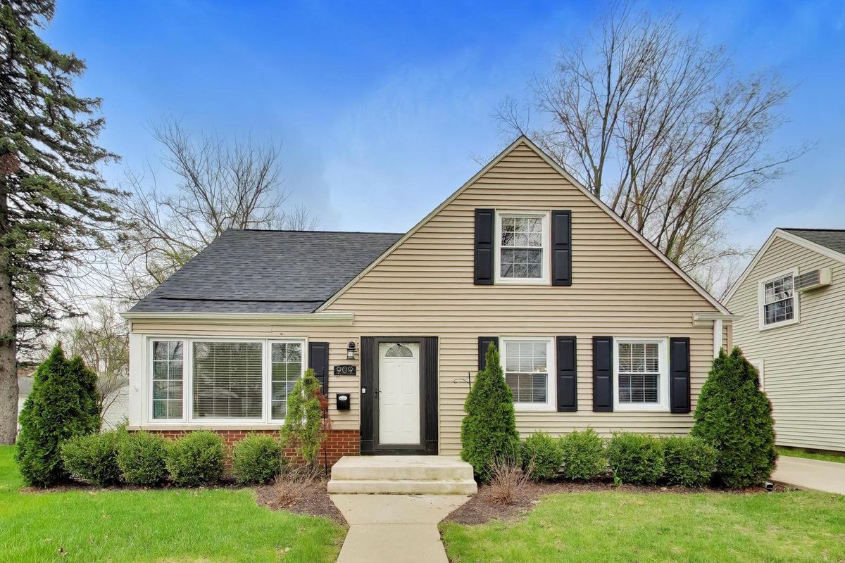 909 Oakton Street, Arlington Heights, IL 60004