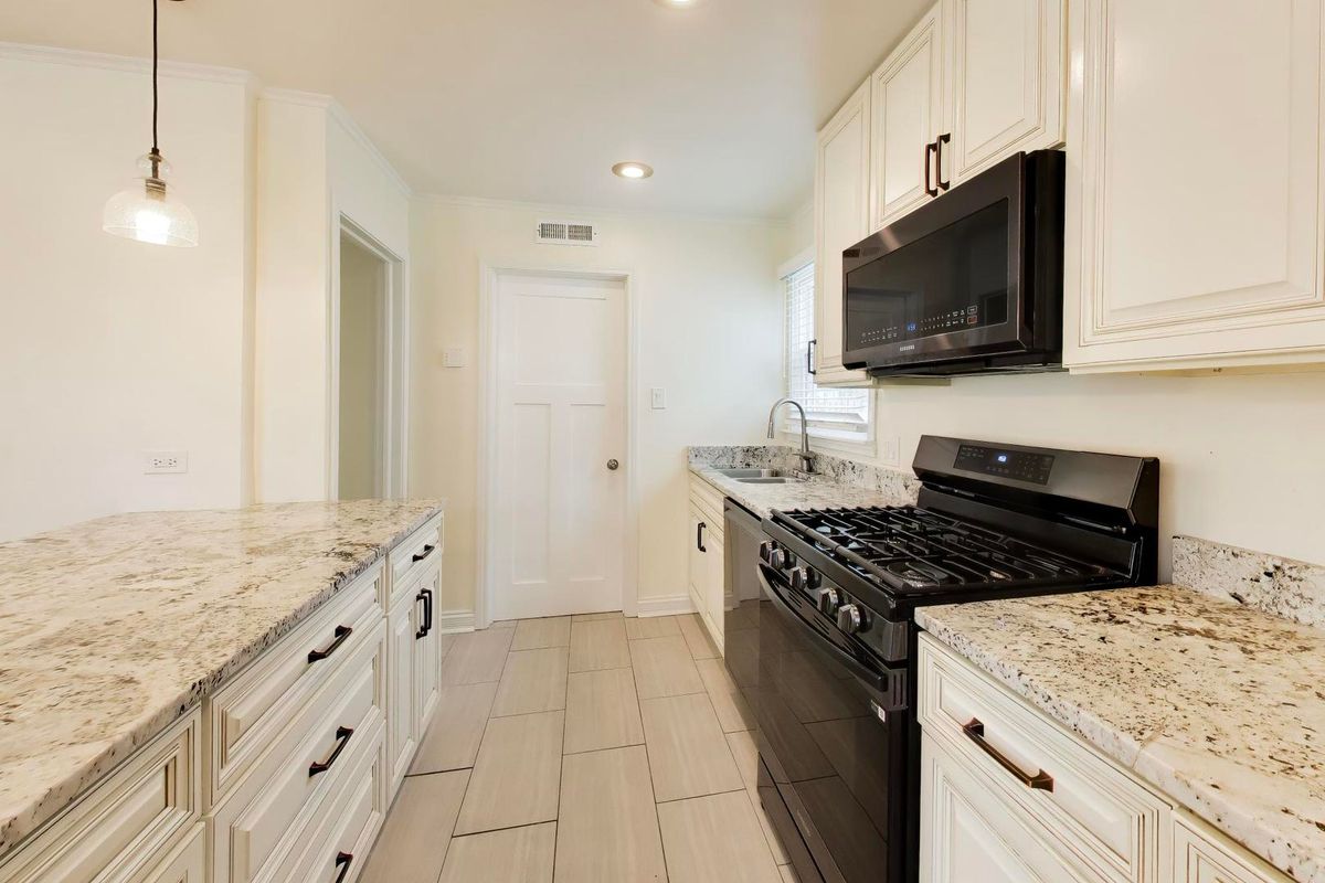 909 E Oakton Street, Arlington Heights, IL 60004