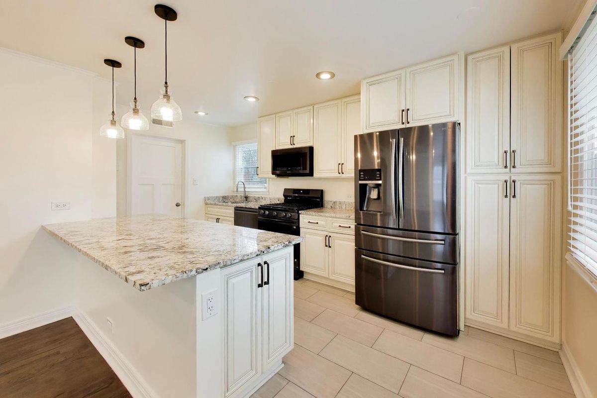 909 E Oakton Street, Arlington Heights, IL 60004