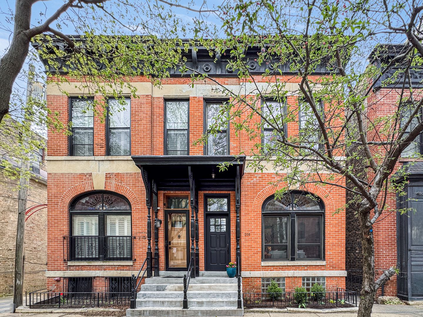 208 W St Paul Avenue — Chicago, IL 60614