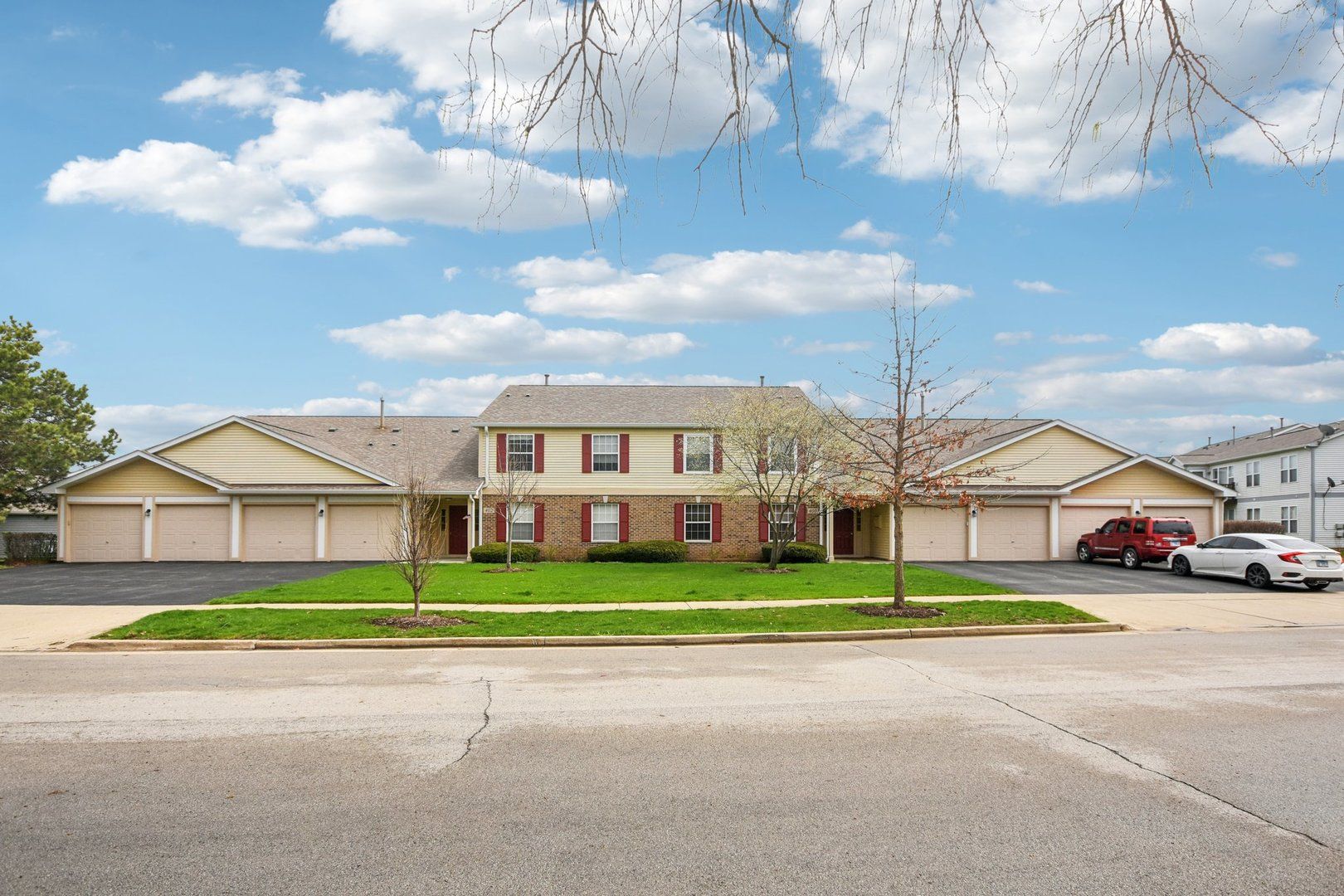 402 Woodview Circle #D — Elgin, IL 60120