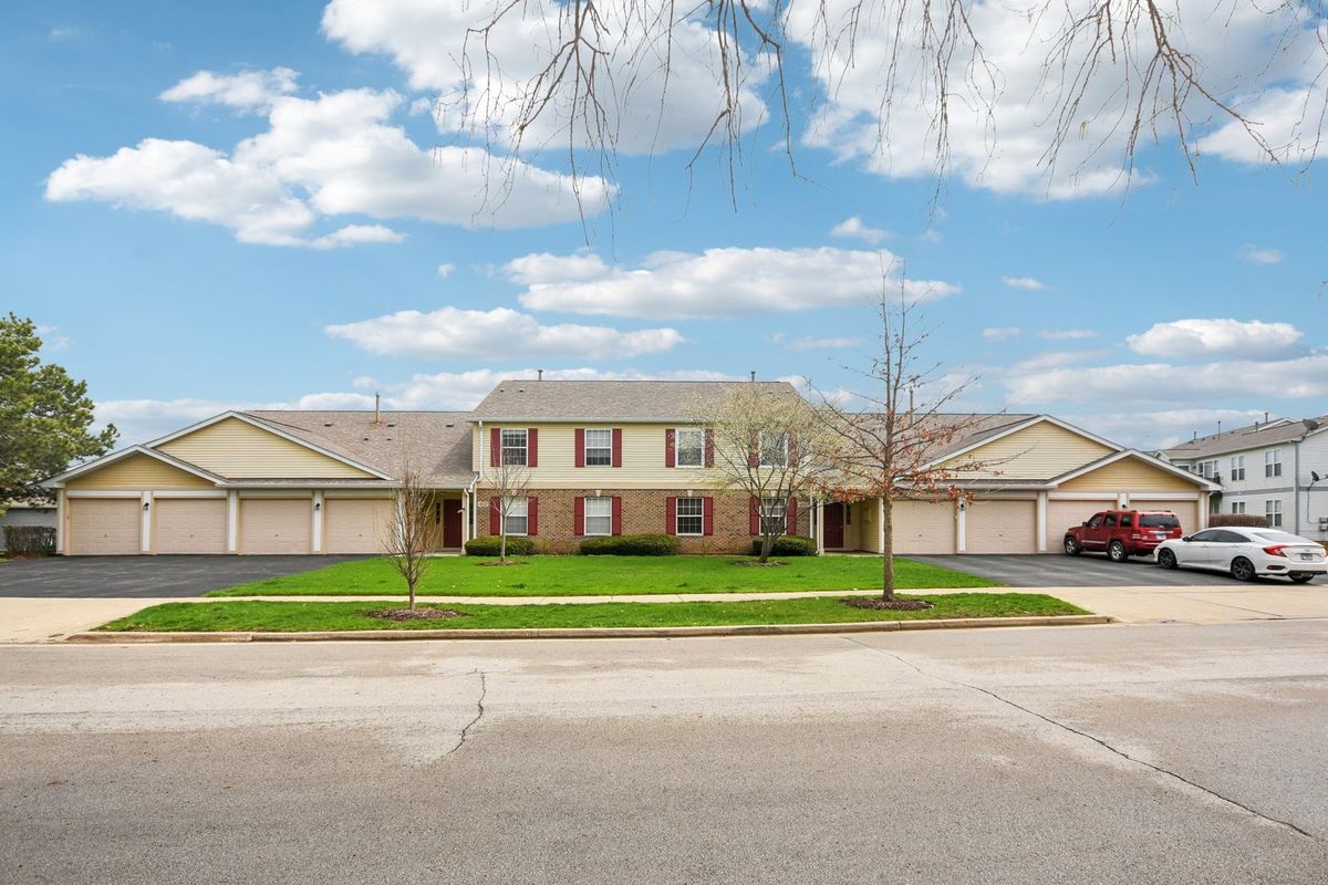 402 Woodview Circle, Elgin, IL 60120