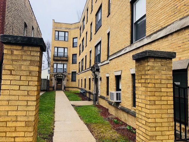 3808 W Irving Park Road #11 — Chicago, IL 60618