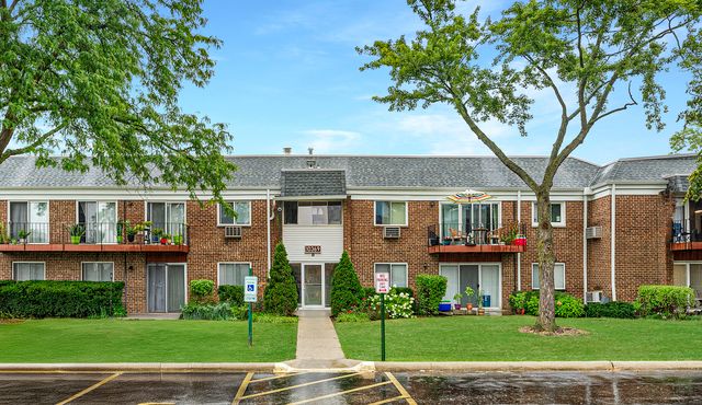 10369 Dearlove Road #2A — Glenview, IL 60025